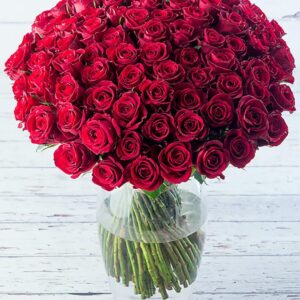 Ανθοδέσμη από 100 κόκκινα τριαντάφυλλα αρίστης ποιότητας. Αν έχετε στο μυαλό σας μια αγκαλιά τριαντάφυλλα, τότε αυτή η ανθοδέσμη, είναι η ιδανική επιλογή! Μπορείτε να το παραγγείλετε : Για παράδοση σε 1 ημέρα